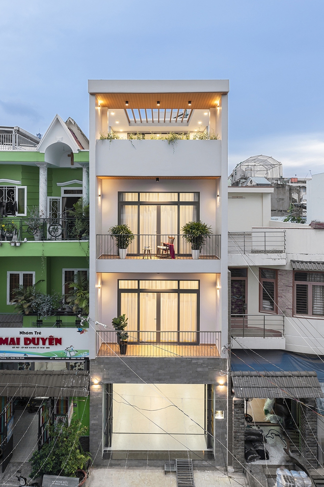 TP.HCM: Ngạc nhiên trước màn lột xác ngoạn mục của căn nhà trong hẻm - Ảnh 1. TP.HCM: Ngạc nhiên trước màn lột xác ngoạn mục của căn nhà trong hẻm - Ảnh 1.