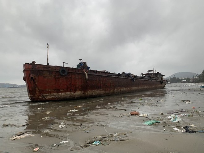 Xà lan trôi dạt trên vùng cảng biển Dung Quất đe dọa an toàn hàng hải - Ảnh 1.