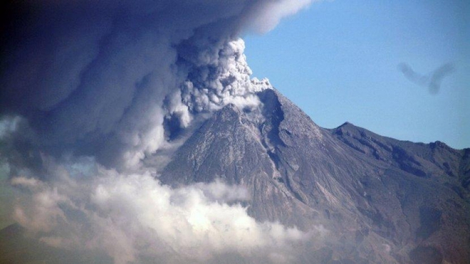 Indonesia ban bố tình trạng khẩn cấp do phun trào núi lửa Merapi - Ảnh 1.