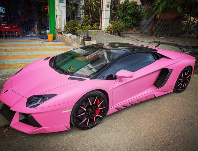 Vừa mua Lamborghini Aventador biển số tứ quý 9, nữ doanh nhân Việt lập tức đổi màu xe sang hồng cực chói loá - Ảnh 1.
