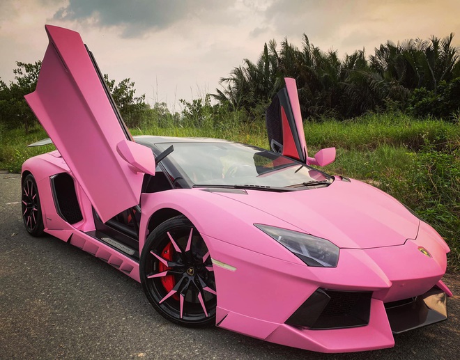 Vừa mua Lamborghini Aventador biển số tứ quý 9, nữ doanh nhân Việt lập tức đổi màu xe sang hồng cực chói loá - Ảnh 2.