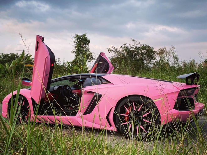 Vừa mua Lamborghini Aventador biển số tứ quý 9, nữ doanh nhân Việt lập tức đổi màu xe sang hồng cực chói loá - Ảnh 3.