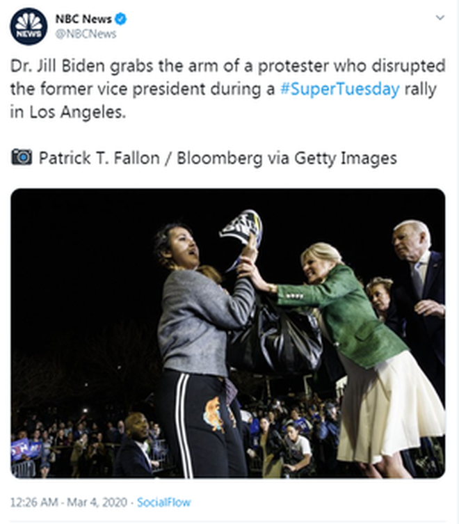 Có người lao tới ông Biden, bà Jill lập tức chắn trước mặt chồng! - Ảnh 1.