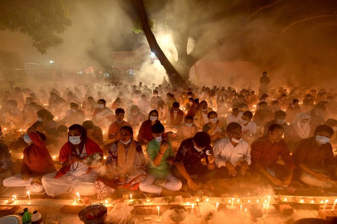 24h qua ảnh: Tín đồ đạo Hindu đốt hương cầu nguyện ban đêm - Ảnh 2.