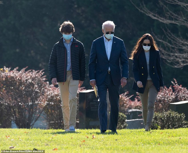 Joe Biden lặng người trước mộ con trai trong ngày thắng cử - Ảnh 3.