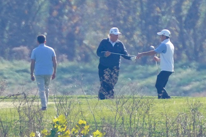 Tổng thống Donald Trump tiếp tục đi chơi golf sau thông tin thất cử  - Ảnh 1.