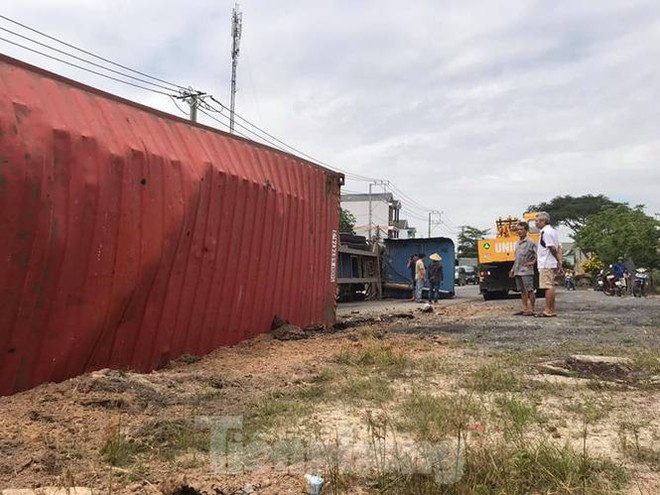 Container chở hàng chục tấn hàng ‘nằm lăn’ giữa đường khi đang lưu thông - Ảnh 3.