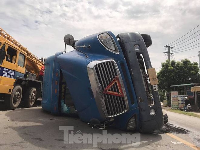 Container chở hàng chục tấn hàng ‘nằm lăn’ giữa đường khi đang lưu thông - Ảnh 4.