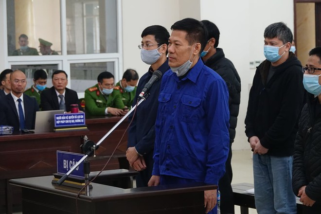 Xử vụ thổi giá máy xét nghiệm Covid-19: Có lời khai chi 15% cho Giám đốc CDC Hà Nội Nguyễn Nhật Cảm - Ảnh 2.