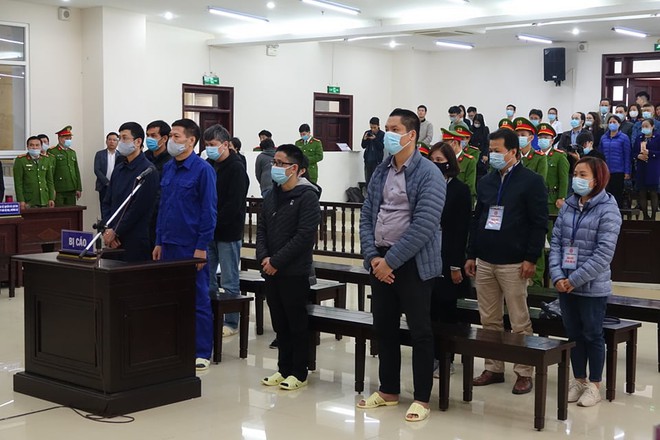 Xử vụ thổi giá máy xét nghiệm Covid-19: Có lời khai chi 15% cho Giám đốc CDC Hà Nội Nguyễn Nhật Cảm - Ảnh 3.