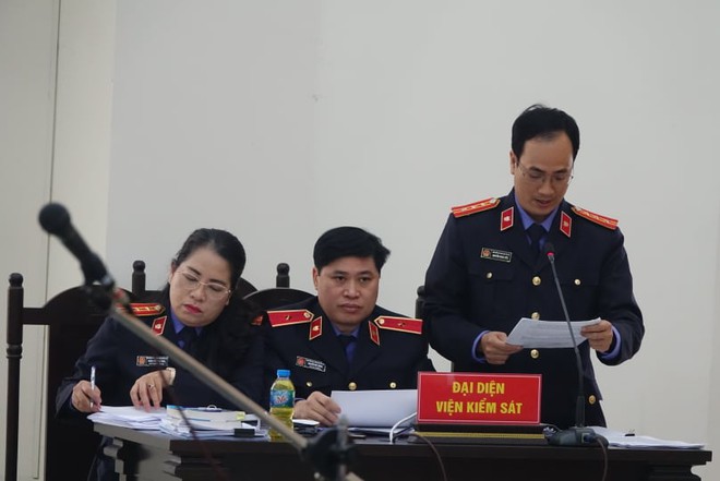 Xử vụ thổi giá máy xét nghiệm Covid-19: Có lời khai chi 15% cho Giám đốc CDC Hà Nội Nguyễn Nhật Cảm - Ảnh 6.