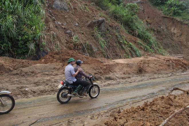 Vượt núi vào 2 xã bị cô lập, Chủ tịch Quảng Nam ban hành tình huống khẩn cấp - Ảnh 1.