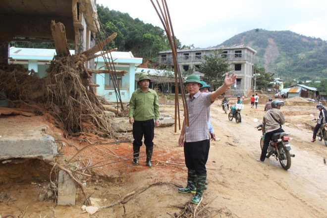 Vượt núi vào 2 xã bị cô lập, Chủ tịch Quảng Nam ban hành tình huống khẩn cấp - Ảnh 6.