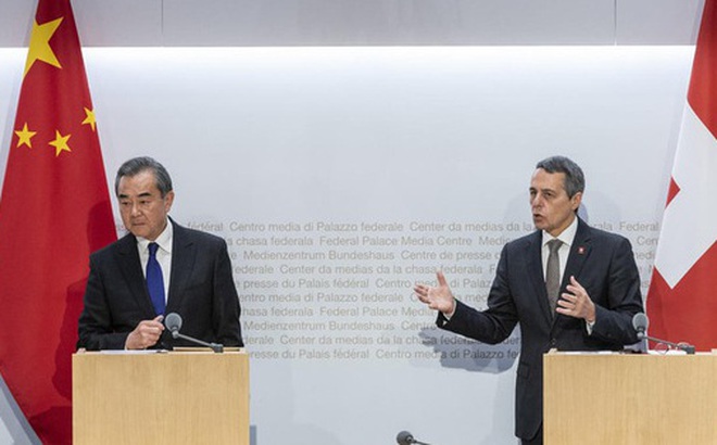 Bộ trưởng Ngoại giao Thụy Sĩ Ignazio Cassis (phải) và người đồng cấp Trung Quốc Vương Nghị tại một cuộc họp báo hồi tháng 10-2019. Ảnh: Keystone / Alessandro Della Valle