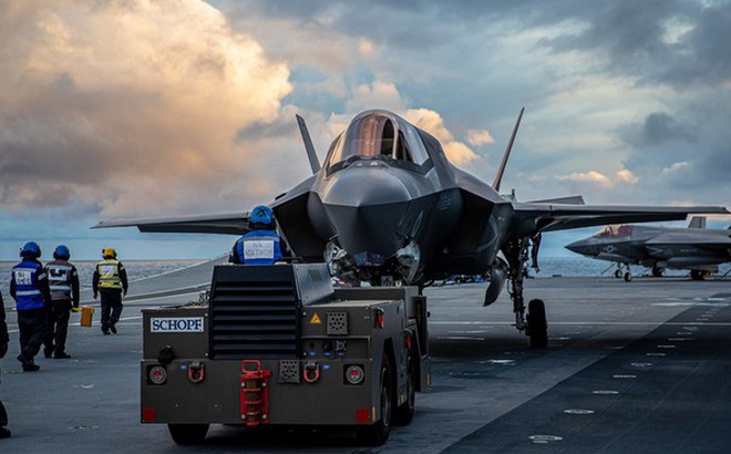 Máy bay tàng hình F-35B trên tàu sân bay HMS Queen Elizabeth của Hải quân Hoàng gia Anh (Ảnh: Nikkei)