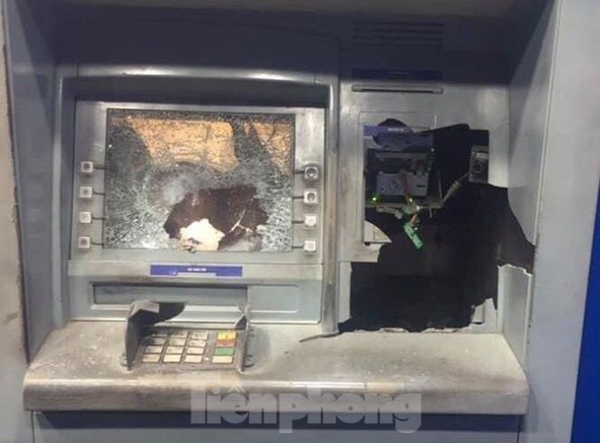 Vác búa đập phá cây ATM vì rút 5 triệu bị trừ... 11 triệu? - Ảnh 1.