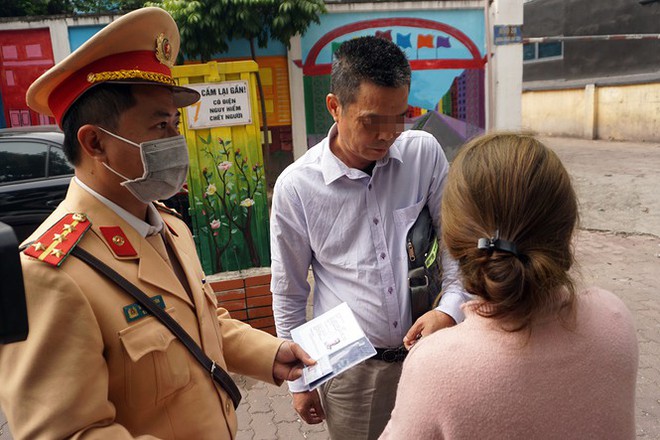 Dán thông báo phạt ‘nguội’ lên ô tô dừng đỗ sai quy định ở Hà Nội - Ảnh 2.