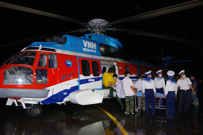 Trực thăng quân đội bay xuyên đêm chuyển bệnh nhân từ Trường Sa về đất liền điều trị - Ảnh 2.