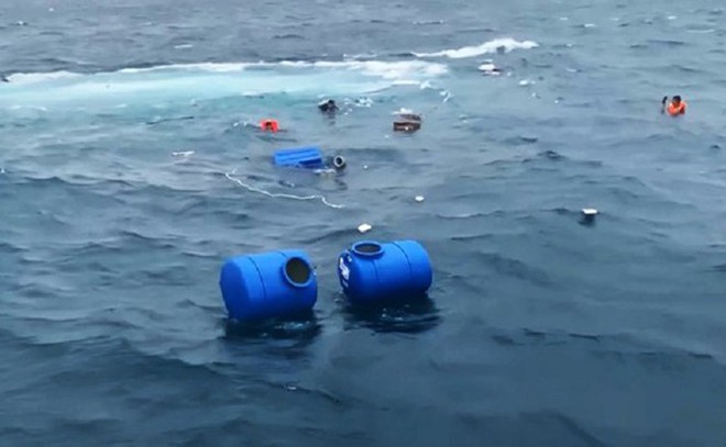 Tàu chở hàng ra đảo Lý Sơn bị chìm, 5 người được cứu sống - Ảnh 1.