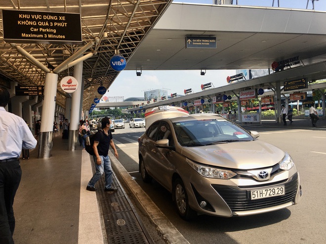 Yêu cầu sân bay Tân Sơn Nhất bố trí làn C cho taxi đón khách - Ảnh 1.