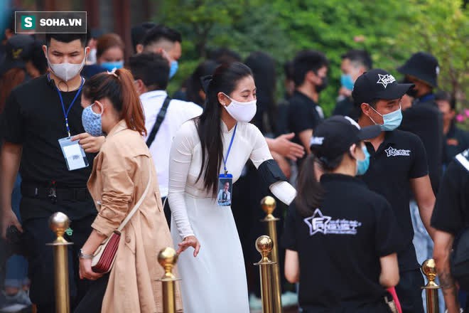 Linh cữu được di chuyển ra ngoài đi Mỹ, người dân vẫy tay hô to Vĩnh biệt anh Chí Tài - Ảnh 4.