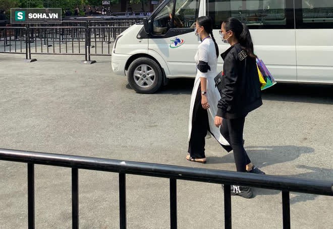 Linh cữu được di chuyển ra ngoài đi Mỹ, người dân vẫy tay hô to Vĩnh biệt anh Chí Tài - Ảnh 5.