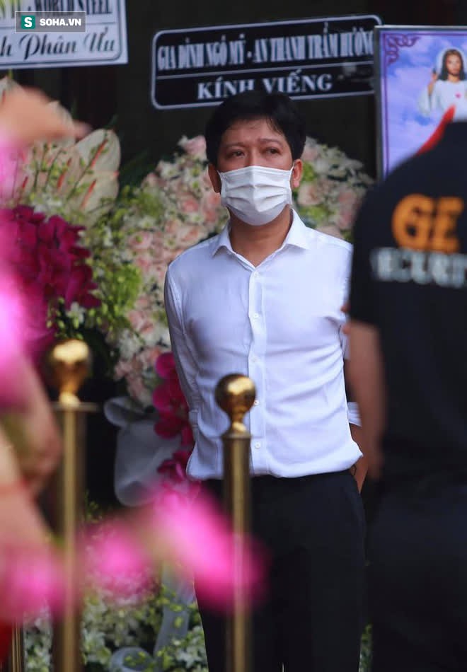 Linh cữu được di chuyển ra ngoài đi Mỹ, người dân vẫy tay hô to Vĩnh biệt anh Chí Tài - Ảnh 2.