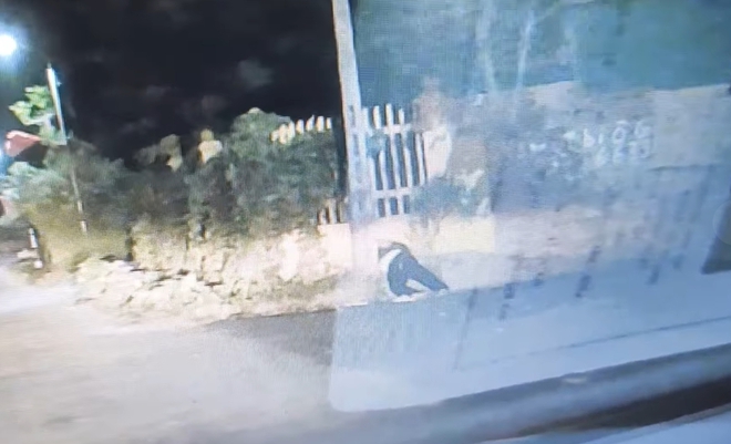 CLIP: Thấy người nằm bên đường lúc 2h sáng, tài xế dừng xe xuống giúp mới phát hiện sự thật bất ngờ - Ảnh 1.