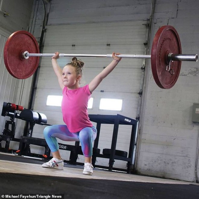 Bé gái 7 tuổi khỏe nhất thế giới có thể nâng tạ 80 kg - Ảnh 1.