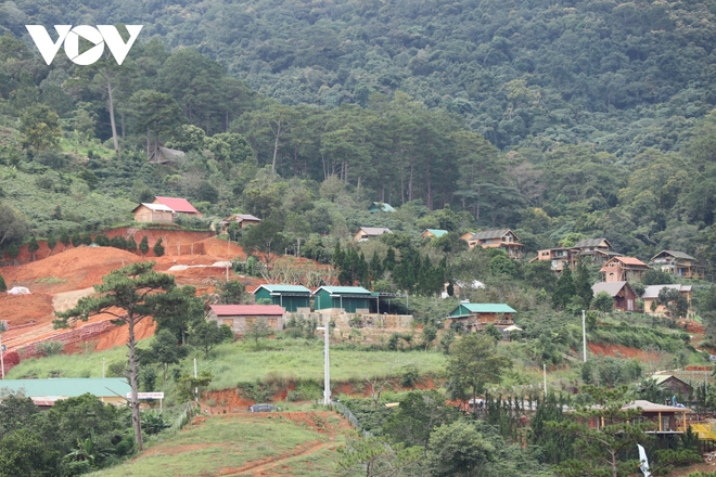 Lâm Đồng giải tỏa làng biệt thự trái phép dưới chân núi Voi - Ảnh 1.
