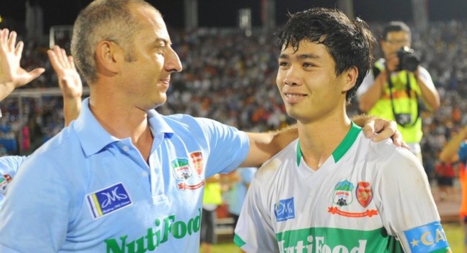 Đằng sau câu hờn mát của bầu Đức, là tham vọng dùng Kiatisuk nâng tầm bóng đá Việt Nam - Ảnh 1.