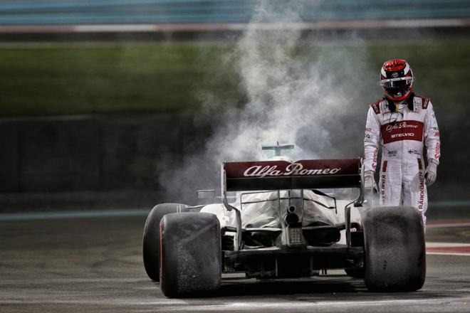 Cận cảnh: Cựu vô địch F1 thế giới thoát chết thần kỳ khi xe đua bốc cháy dữ dội - Ảnh 6.