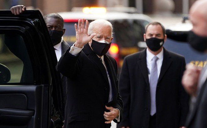 Ông Joe Biden đến trụ sở chuyển giao quyền lực ở TP Wilmington, bang Delaware - Mỹ hôm 9-12 Ảnh: REUTERS
