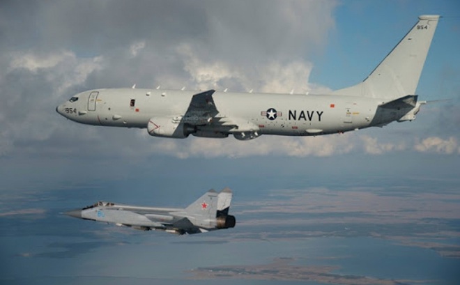 MiG-31 của Nga bay cạnh một trinh sát cơ P-8A của quân đội Mỹ. Ảnh: ITN
