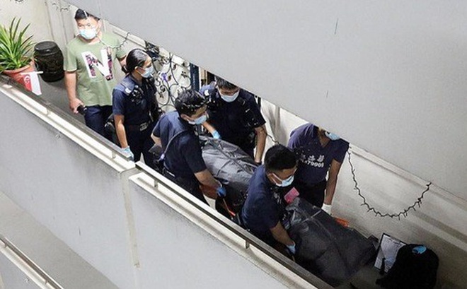 Thi thể các nạn nhân được đưa ra khỏi hiện trường. Ảnh: Lianhe Zaobao