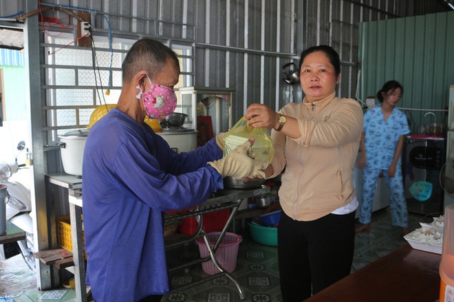 Đôi vợ chồng ở nhà thuê làm chuyện “bao đồng”  - Ảnh 2.