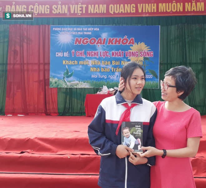 Học sinh vui mừng được gặp mẹ của chú lính chì Thiện Nhân và nhận cuốn sách đặc biệt - Ảnh 6.