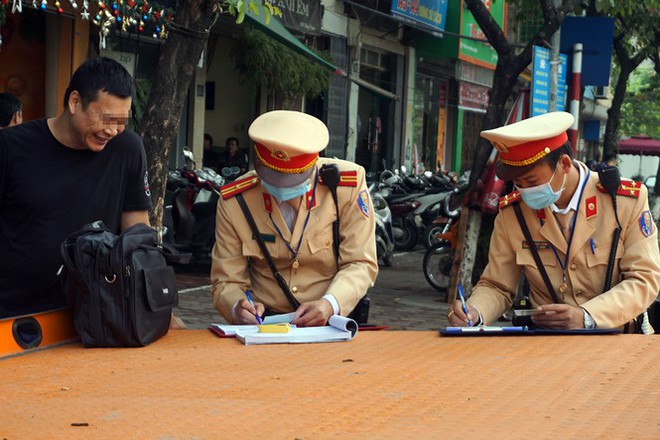 Cận cảnh CSGT dán thông báo phạt nguội ô tô dừng đỗ sai quy định - Ảnh 4.