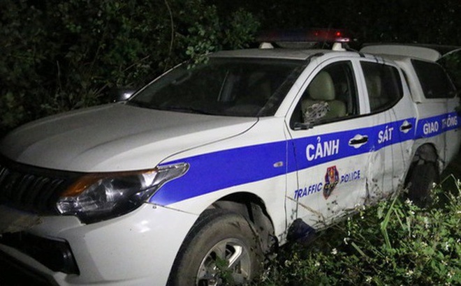 Chiếc xe công vụ của lực lượng CSGT Hòa Bình bị húc văng xuống vệ đường.