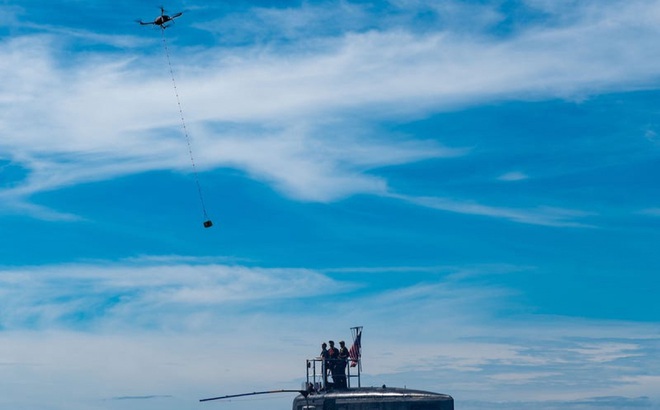 UAV chuẩn bị thả hàng hóa tiếp tế cho tàu ngầm trên biển. Ảnh: Hải quân Mỹ.