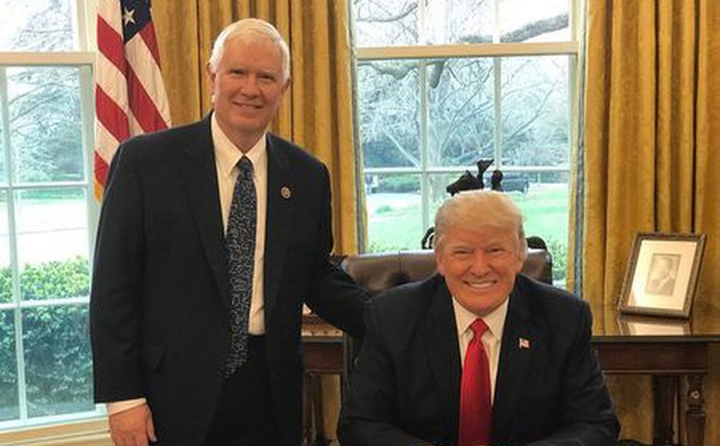 Nghị sĩ Mo Brooks và Tổng thống Donald Trump. Ảnh: White House