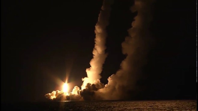 Uy lực tàu ngầm hạt nhân Nga phóng loạt 4 tên lửa có thể thổi bay cả một quốc gia - Ảnh 2.