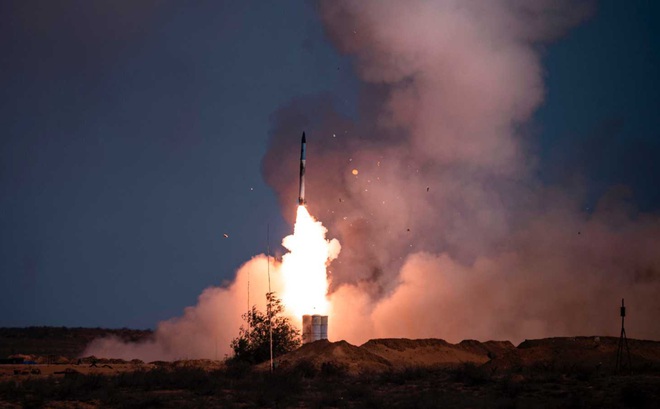 Một tên lửa phóng từ hệ thống S-400 tại căn cứ quân sự Ashuluk ở miền Nam nước Nga vào ngày 22/9/2020. Ảnh: AFP