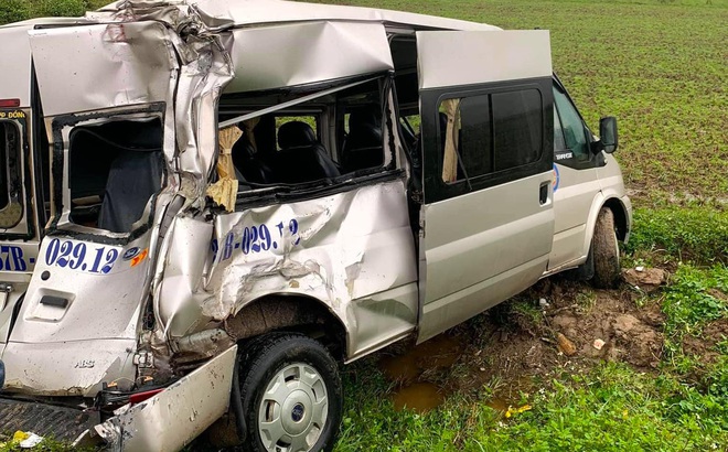 Chiếc xe khách 16 chỗ nát bét, hư hỏng nặng sau tai nạn liên hoàn.