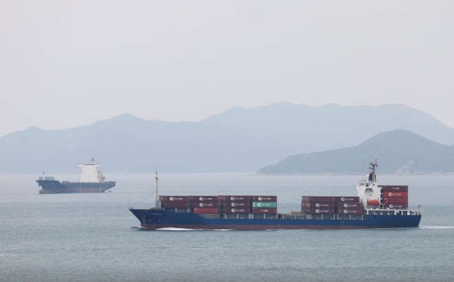 Tàu hàng di chuyển qua vùng biển Hong Kong. Ảnh: Reuters