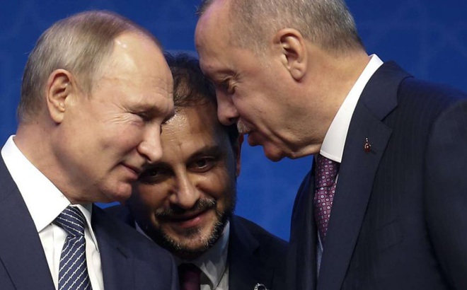 Tổng thống Nga Putin (ngoài cùng bên trái) và người đồng cấp Thổ Nhĩ Kỳ (ngoài cùng bên phải)