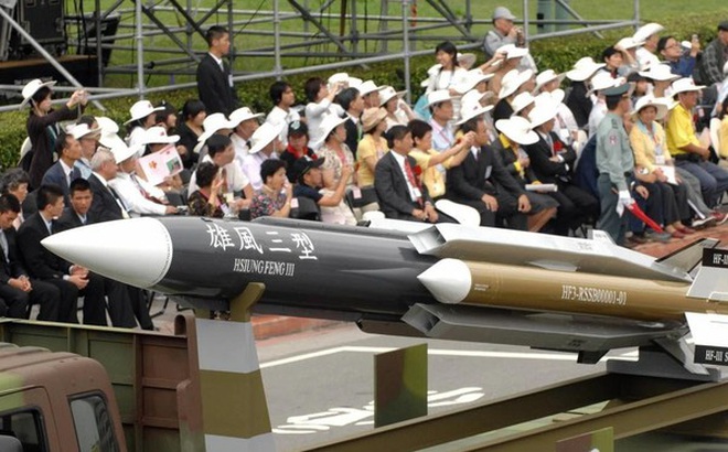Tàu hộ tống tên lửa mới được trang bị tên lửa Hsiung Feng III cùng các loại tên lửa diệt hạm khác (Ảnh: SCMP)