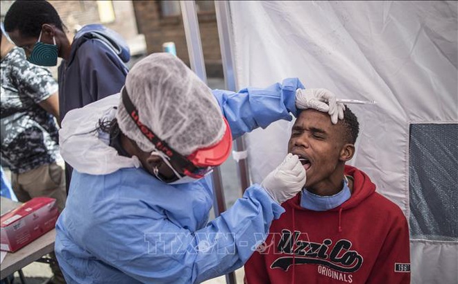 Nhân viên y tế lấy mẫu xét nghiệm COVID-19 cho người dân tại Johannesburg, Nam Phi ngày 14/5/2020. Ảnh: AFP/TTXVN