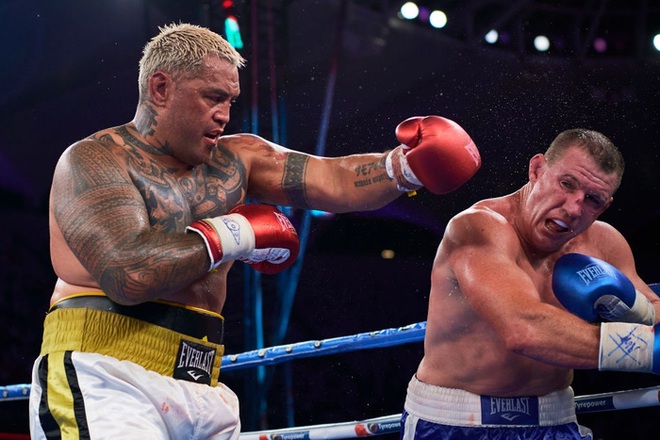 Cựu sao UFC Mark Hunt nhận thất bại trước cựu VĐV bóng bầu dục trong ngày tái xuất làng boxing sau 20 năm - Ảnh 1.