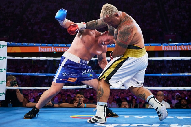 Cựu sao UFC Mark Hunt nhận thất bại trước cựu VĐV bóng bầu dục trong ngày tái xuất làng boxing sau 20 năm - Ảnh 2.